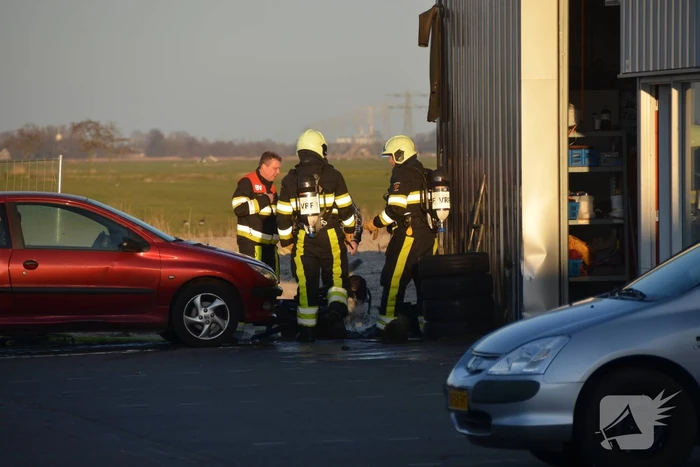 Banden in brand tegen bedrijfspand