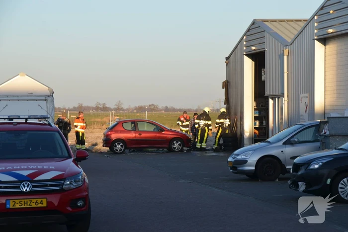 Banden in brand tegen bedrijfspand