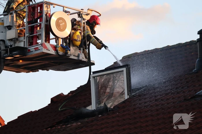 Flinke brand op zolder van woning