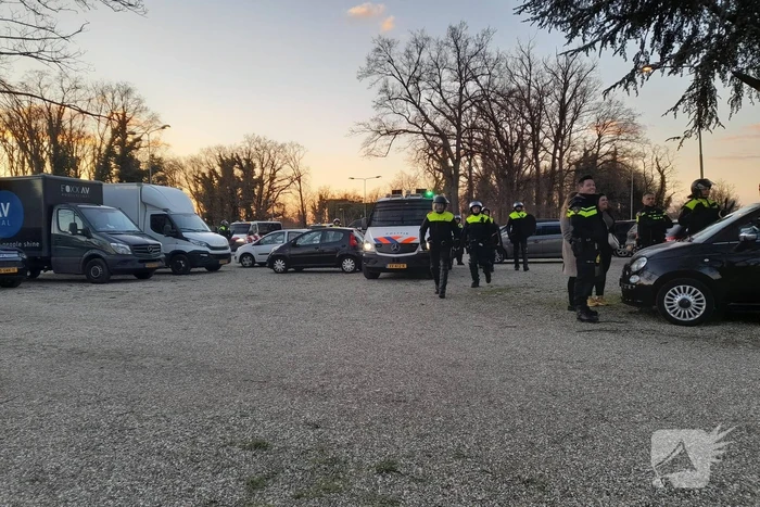 Mobiele eenheid groot aanwezig bij uitloop voetbalwedstrijd