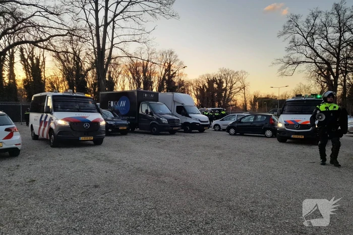Mobiele eenheid groot aanwezig bij uitloop voetbalwedstrijd