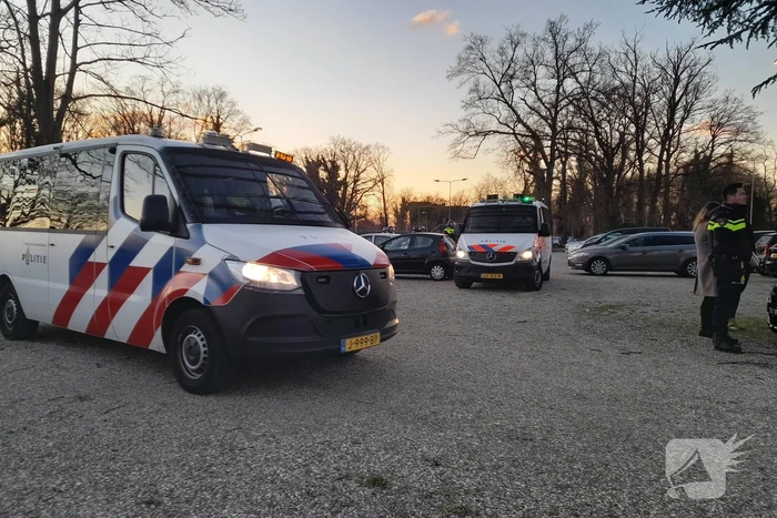 Mobiele eenheid groot aanwezig bij uitloop voetbalwedstrijd