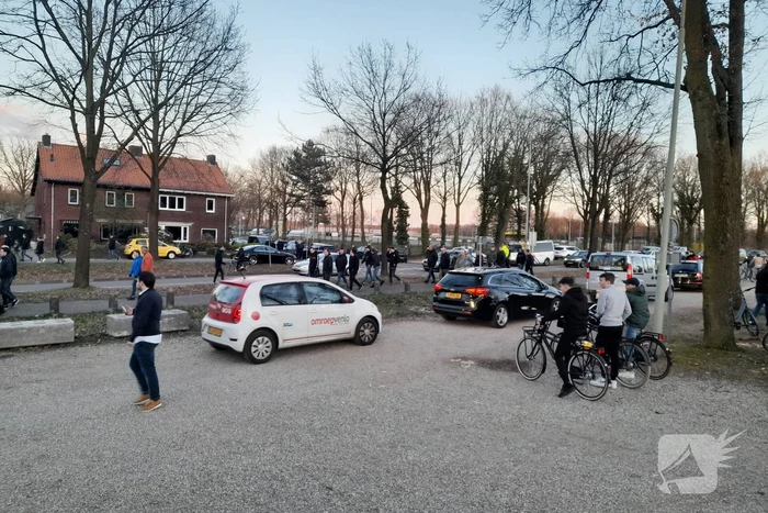 Mobiele eenheid groot aanwezig bij uitloop voetbalwedstrijd