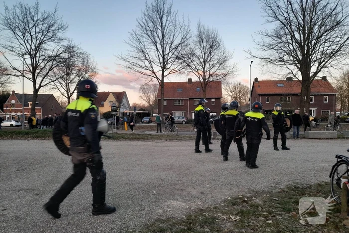 Mobiele eenheid groot aanwezig bij uitloop voetbalwedstrijd