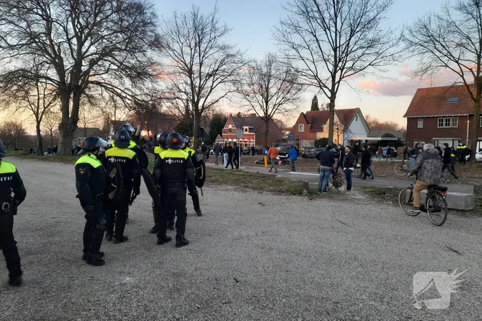 Mobiele eenheid groot aanwezig bij uitloop voetbalwedstrijd