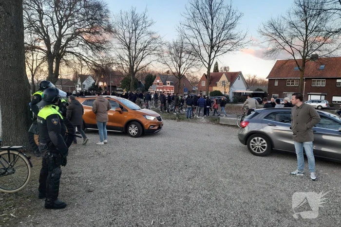 Mobiele eenheid groot aanwezig bij uitloop voetbalwedstrijd