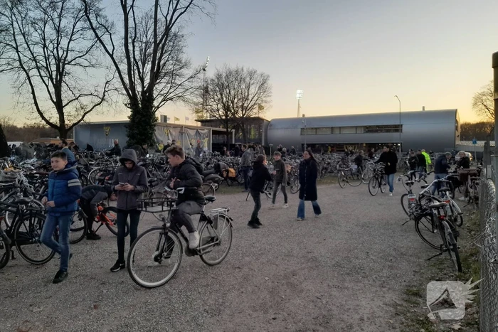 Mobiele eenheid groot aanwezig bij uitloop voetbalwedstrijd