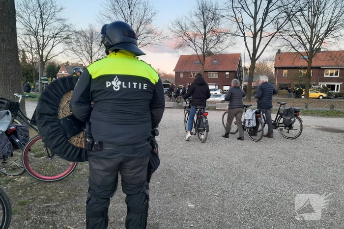 Mobiele eenheid groot aanwezig bij uitloop voetbalwedstrijd