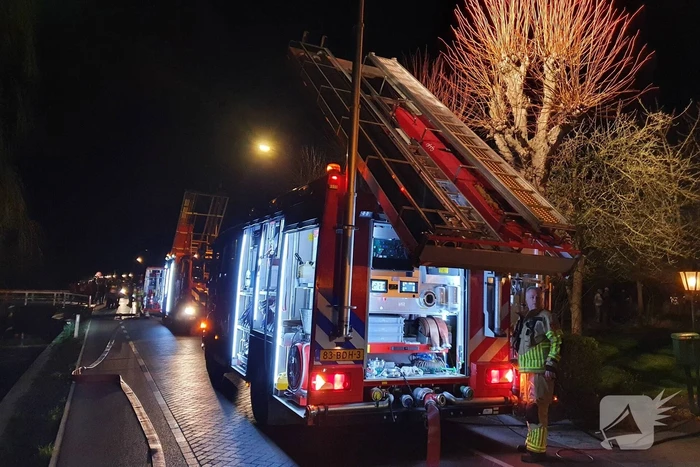 Brand in dak van villa met rietendak