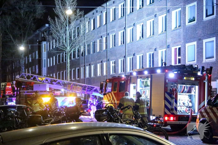 Meerdere woningen ontruimd bij grote brand