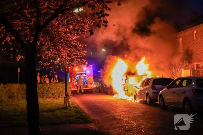 Twee geparkeerde auto's gaan in vlammen op
