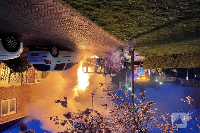 Twee geparkeerde auto's gaan in vlammen op