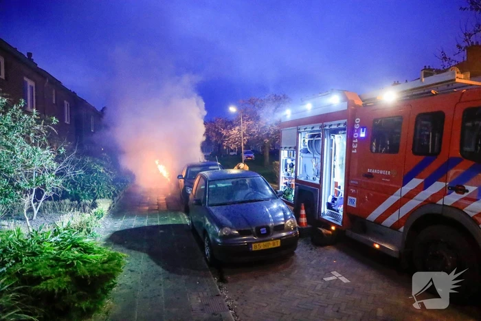 Twee geparkeerde auto's gaan in vlammen op