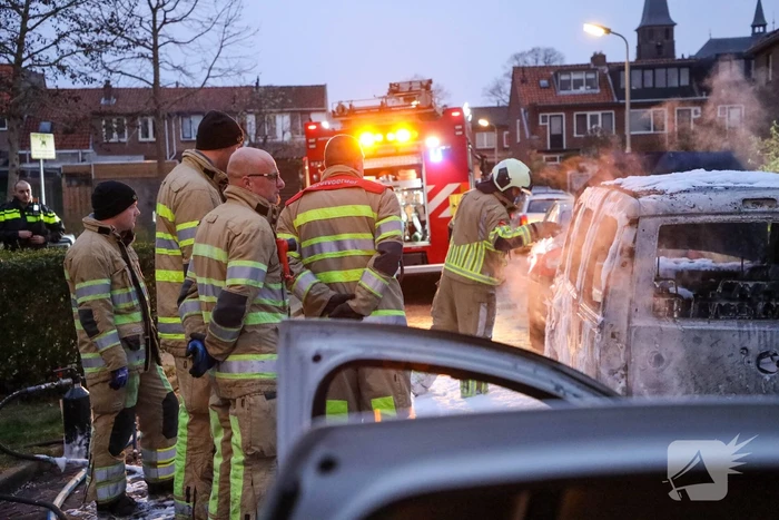 Twee geparkeerde auto's gaan in vlammen op