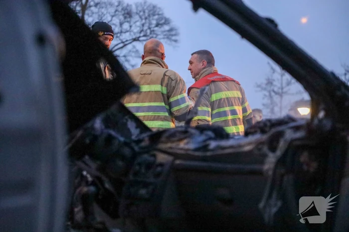 Twee geparkeerde auto's gaan in vlammen op