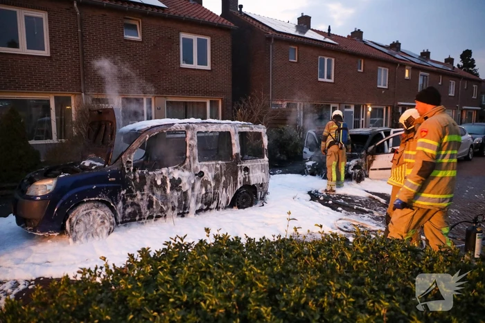 Twee geparkeerde auto's gaan in vlammen op