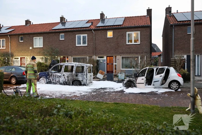 Twee geparkeerde auto's gaan in vlammen op