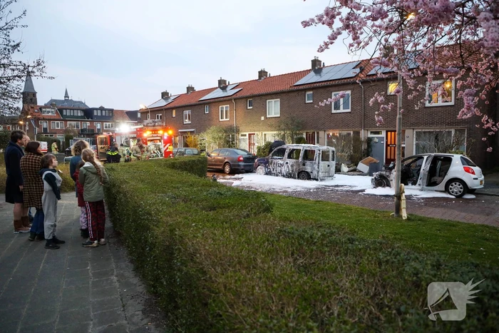 Twee geparkeerde auto's gaan in vlammen op