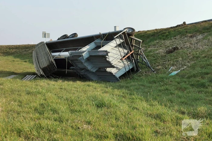 Auto verliest aanhanger met marktkramen