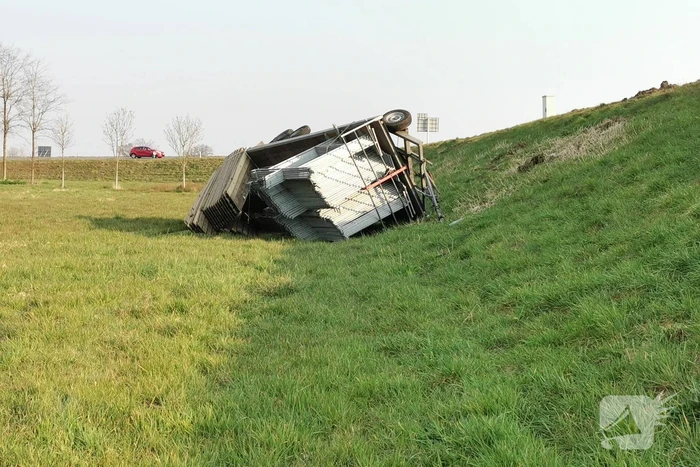 Auto verliest aanhanger met marktkramen