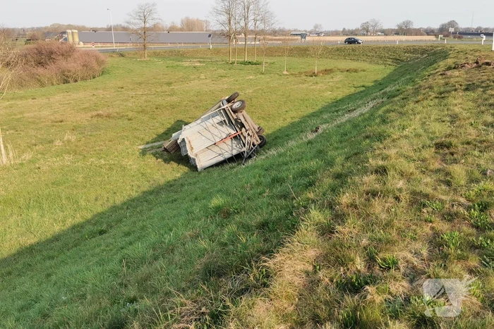 Auto verliest aanhanger met marktkramen