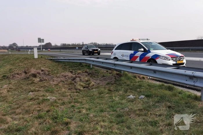 Auto verliest aanhanger met marktkramen