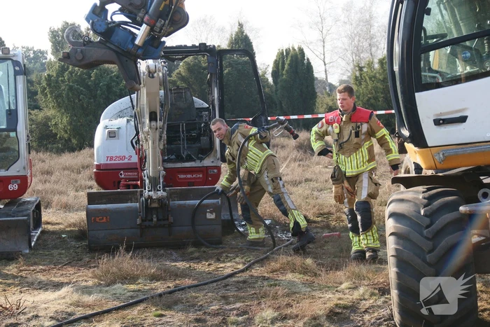 Graafmachine zwaar beschadigd vanwege brand