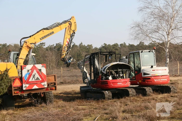 Graafmachine zwaar beschadigd vanwege brand