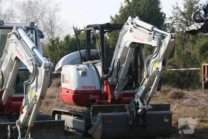 Graafmachine zwaar beschadigd vanwege brand