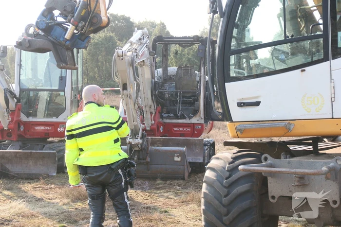 Graafmachine zwaar beschadigd vanwege brand