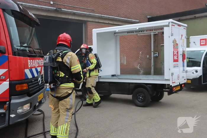 Bedrijfspand vol rook vanwege brand in Picnic auto