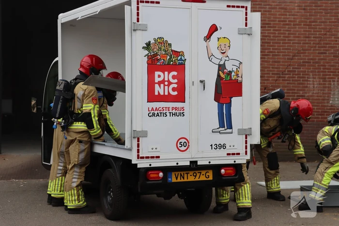Bedrijfspand vol rook vanwege brand in Picnic auto