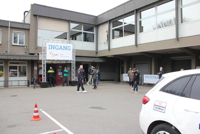 Bedrijfspand vol rook vanwege brand in Picnic auto