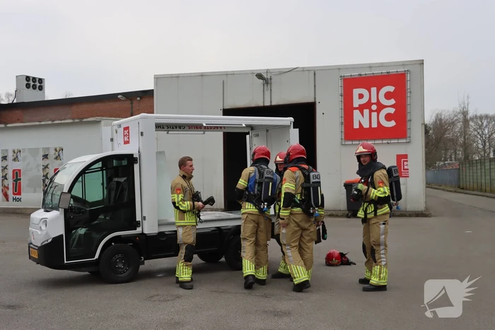 Bedrijfspand vol rook vanwege brand in Picnic auto