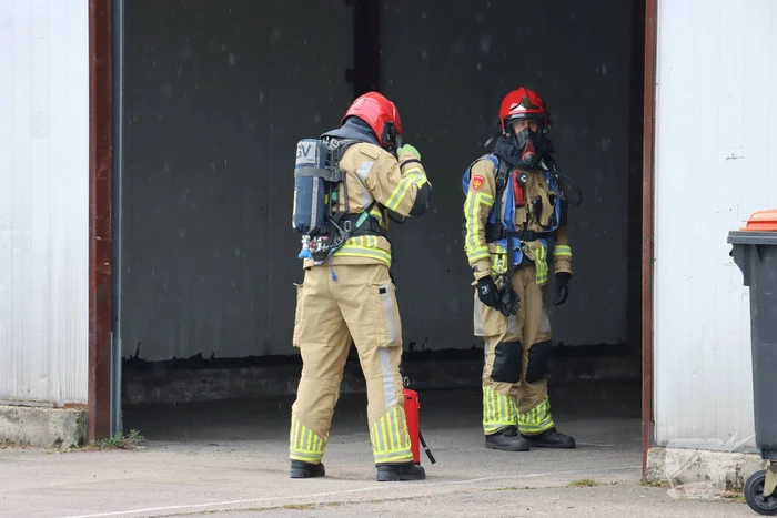 Bedrijfspand vol rook vanwege brand in Picnic auto