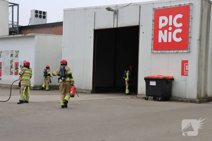 Bedrijfspand vol rook vanwege brand in Picnic auto