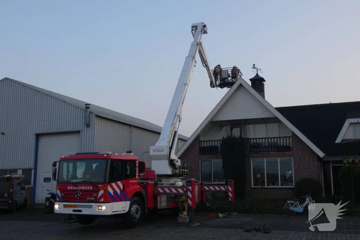 Brandweer blust brand in schoorsteen