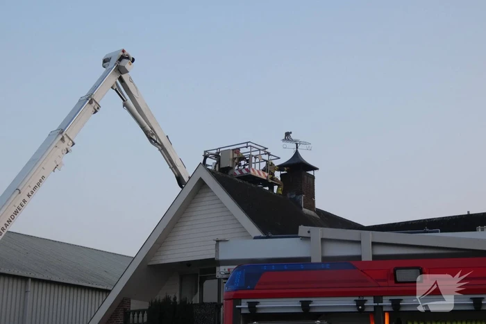 Brandweer blust brand in schoorsteen