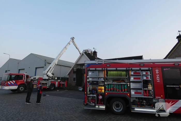 Brandweer blust brand in schoorsteen