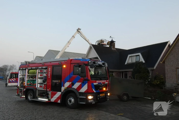 Brandweer blust brand in schoorsteen