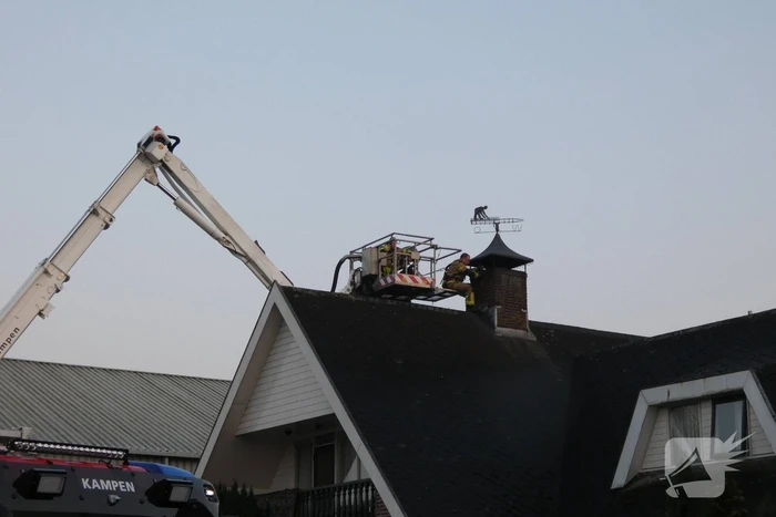Brandweer blust brand in schoorsteen