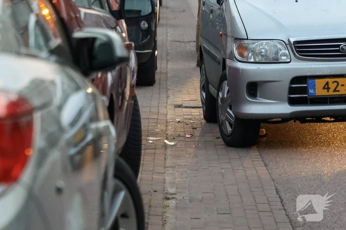 Snorfietser botst achterop personenauto