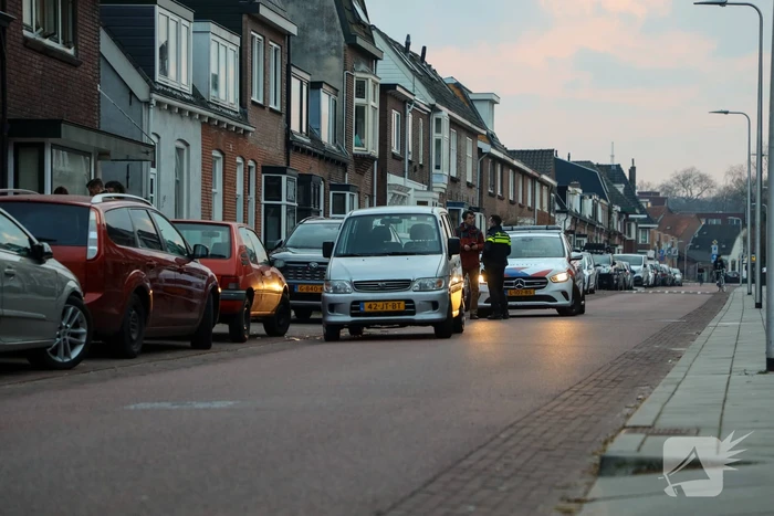Snorfietser botst achterop personenauto