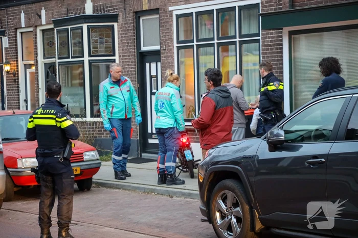 Snorfietser botst achterop personenauto