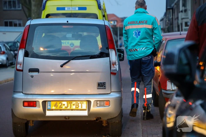 Snorfietser botst achterop personenauto