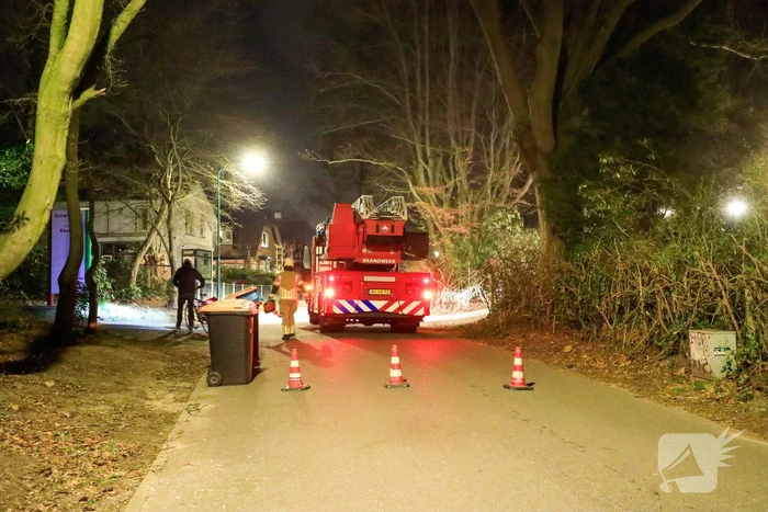 Rookontwikkeling vanwege brand in schoorsteen van woning