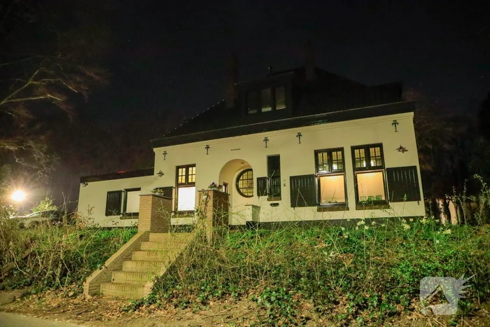 Rookontwikkeling vanwege brand in schoorsteen van woning