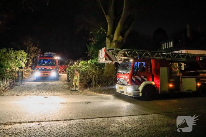 Rookontwikkeling vanwege brand in schoorsteen van woning