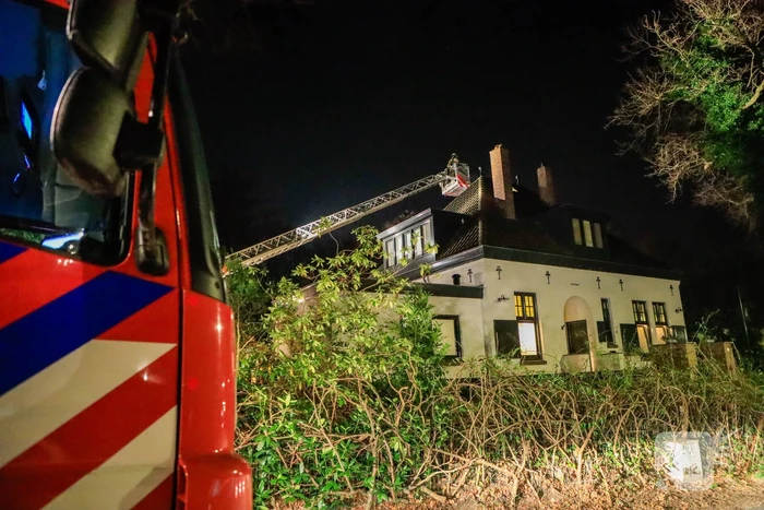 Rookontwikkeling vanwege brand in schoorsteen van woning