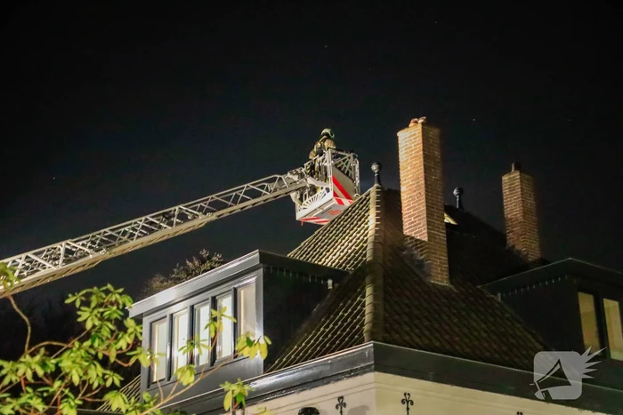 Rookontwikkeling vanwege brand in schoorsteen van woning